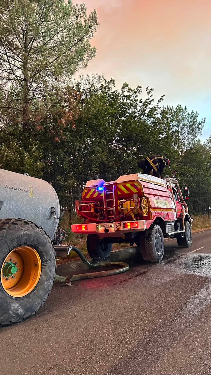coordinationrur's tweet photo. 🟡 FACE AUX INCENDIES, LA SOLIDARITÉ DU TERRAIN EST À L'ŒUVRE.

Alors que de violents incendies frappent plusieurs départements, notamment la Gironde, les Landes, la Corse, l'Aude, les Bouches-du-Rhône, le Var, l'Hérault et les Pyrénées-Orientales, la Coordination Rurale tient à saluer toutes celles et ceux qui sont mobilisés pour protéger les populations, les exploitations et nos territoires.

🚜 Merci aux agriculteurs, qui mettent leurs tracteurs, tonnes à eau, déchaumeurs et leur parfaite connaissance du terrain au service de la lutte contre les flammes.

🚒 Merci aux sapeurs-pompiers, professionnels et volontaires, qui combattent sans relâche ces incendies.

👮 Merci aux forces de l'ordre, aux services de secours, aux collectivités, aux entreprises privées qui apportent des moyens matériels, ainsi qu'à tous les citoyens qui prêtent main-forte lorsque cela est nécessaire.

Dans ces moments difficiles, ce sont les femmes et les hommes de terrain qui répondent présents. Ceux qui connaissent le territoire, qui agissent avec courage et qui, chaque jour, démontrent l'importance de ces métiers essentiels.

La solidarité est indispensable, mais elle doit toujours s'exercer dans le respect des consignes des autorités et en parfaite coordination avec les services de secours. Ne vous mettez pas en danger : chaque intervention doit être organisée pour être efficace et garantir la sécurité de tous.

🟡⚫️ À toutes celles et ceux qui sont engagés sur le terrain pour protéger les habitants, les exploitations agricoles et notre patrimoine naturel, la Coordination Rurale adresse son soutien, sa reconnaissance et ses encouragements.

Prenez soin de vous et restez prudents.

#CoordinationRurale #Incendies #Solidarité #Agriculteurs #Pompiers #ProtectionCivile #Territoires