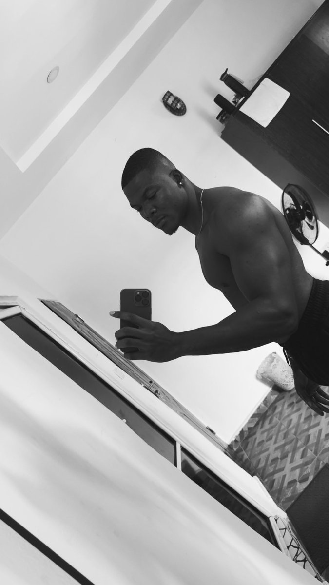 shredwithQpid's tweet photo. Train to look good with or without clothes https://t.co/mZNqNKMN3l