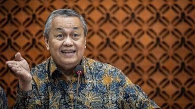 Sebelahkampus's tweet photo. Dosa Besar Perru Warjiyo,  
Meluncurlan QRIS tapi tidak mensosialisasikan cara bacanya.

Ingat perdebatan cara baca tulisan QRIS?, salah satu pencetusnya telah pensiun. 
atau mundur dari jabatan gubernur Bank Indonesia, namanya Perry Warjiyo.  

Jadi, 
Bank Indonesia bertugas menjaga stabilitas nilai rupiah, mengatur kelancaran sistem pembayaran, dan mengawal kebijakan moneter. Gubernur BI memimpin Dewan Gubernur dalam merumuskan dan melaksanakan seluruh kebijakan tersebut. 

Di bawah kepemimpinan Perry Warjiyo, QRIS diluncurkan pada 17 Agustus 2019 sebagai standar pembayaran digital nasional yang menyatukan berbagai kode QR yang sebelumnya terpisah-pisah.  

QRIS bukan sekadar kode batang. Ia lahir dari visi Perry untuk menciptakan satu bahasa pembayaran yang mudah, aman, dan inklusif. 

Dalam waktu singkat, QRIS menyebar ke jutaan pedagang dan pengguna, bahkan diperluas ke luar negeri. 

Ironisnya, sang pencetus tidak maksimal dalam mensosialisasikan secara massal cara membacanya
—apakah “kiyu-ris", "Keris", atau “kris”. 

Perdebatan kecil itu justru membuktikan bahwa karyanya sudah hidup di tengah masyarakat.  

Terima kasih, Perry Warjiyo.

@TradingDiary2 
@WOLF_of_IHSG 
@Jakartalk 
@kulinerrain