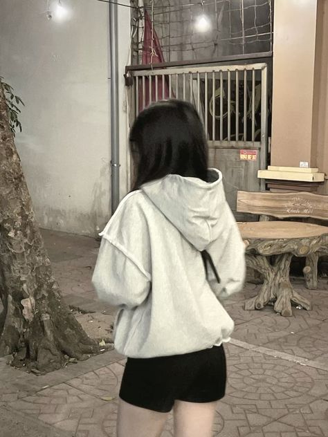 prinses1205's tweet photo. Urban chill mode oversized grey hoodie with black shorts, strolling into the night
rei https://t.co/095phrngX2