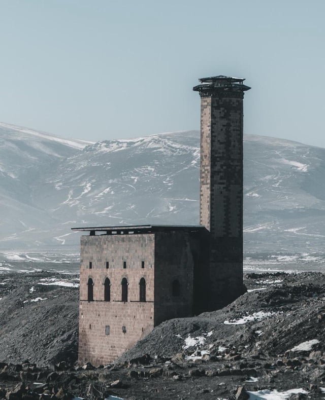 Xani004's tweet photo. Emir Menuçehr'in Ani'de yaptırdığı bir diğer önemli mimari yapı ise Ani'nin mimari şaheserlerinden biri kabul edilen ve kendi adıyla anılan "Menûçehr Camii"dir.📍 https://t.co/vM1LGmGvSu