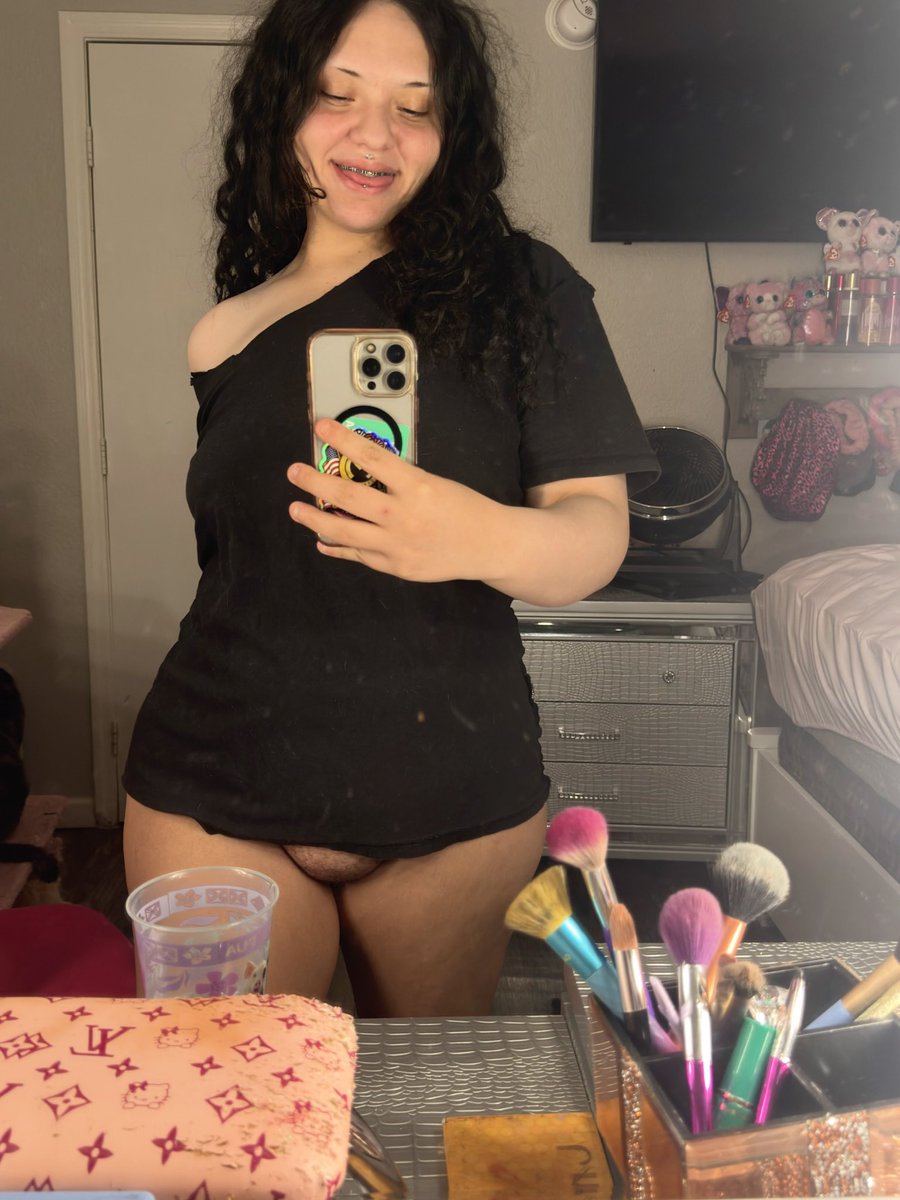 feen4arianaa's tweet photo. Can I sit on it ?😩#latina #latinateen #car #mexican #besties #latina https://t.co/tyZnGVmlpn
