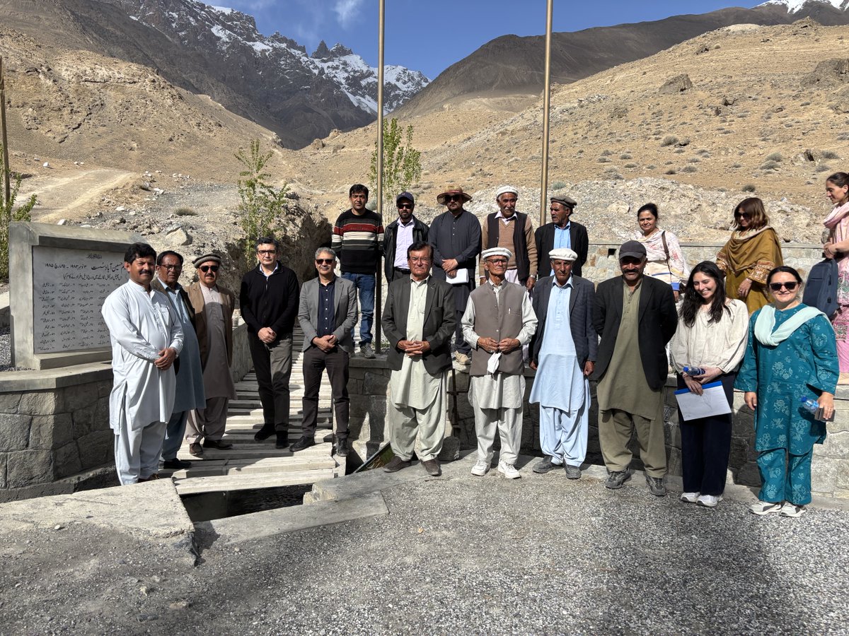 tarikdev's tweet photo. A joy to meet the Hussainabad #Sost village organisation who built their iconic water canal through a mountainside. Avec le soutien du #AKRSP et l’assistance canadienne (ACDI/CIDA) ils ont rendu 482 acres de terres stériles arables et fertiles. ⁦⁦@AKRSPGBC⁩ ⁦⁦@akdn https://t.co/uwxrpFbuA3