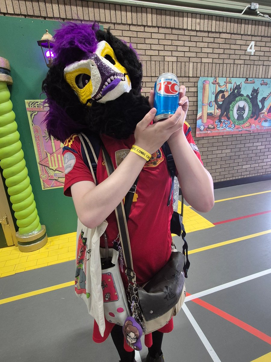 MetalGearHazumu's tweet photo. Me and my RC Cola. It was good. Way better than Coca-Cola.
#Furry #Fursuit #FurryCommunity #FurryFandom #FurryOC #RaptorMask #Cosplay #BeachsideComicCon #CleethorpesComicCon https://t.co/tnZEGvQner