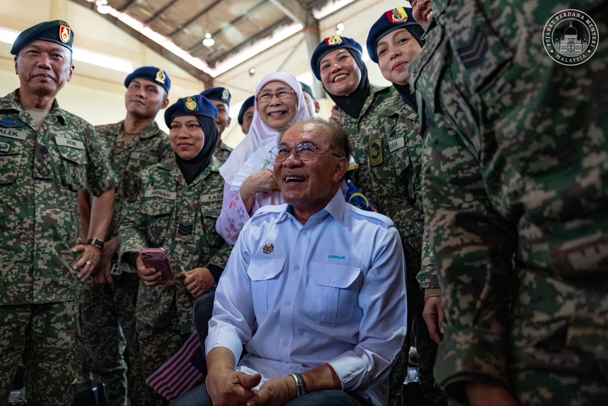 anwaribrahim's tweet photo. Alhamdulillah, saya dan Azizah berkesempatan bersama-sama keluarga besar Angkatan Tentera Malaysia (ATM) di Kem Syed Sirajuddin, Gemas.

Saya tekankan bahawa keamanan negara yang kita kecapi hari ini lahir daripada pengorbanan yang tidak pernah terhenti oleh warga Angkatan Tentera Malaysia, Polis Diraja Malaysia serta seluruh pasukan keselamatan. Jasa dan pengorbanan merekalah yang menjadi asas kepada kestabilan, kemakmuran serta keyakinan dunia terhadap Malaysia.

Dalam negara yang majmuk, Perlembagaan Persekutuan kekal menjadi asas perpaduan dengan menjamin kedudukan Islam, hak orang Melayu dan Bumiputera, Bahasa Melayu serta institusi Raja-Raja Melayu. Inilah asas yang wajib terus kita pertahankan demi masa depan negara.

Saya mengingatkan agar kita tidak sesekali membiarkan fitnah, kebencian atau sentimen yang memecah-belahkan rakyat mengatasi semangat kebersamaan yang sekian lama menjadi kekuatan Malaysia.

Marilah kita terus pertahan kestabilan, memperkukuh perpaduan dan memastikan usaha membangunkan negara dapat diteruskan demi mewariskan sebuah Malaysia yang aman, bersatu, makmur serta dihormati kepada generasi mendatang.

#MalaysiaMADANI
#YakinMADANI