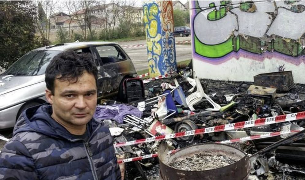 antipentac52268's tweet photo. Questo è Blu Helt, uno dei due zingari che andarono a rubare a casa di “Ermes Mattielli” e che furono giustamente cacciati a fucilate. Sono stati colpiti , ma per i colpi sparati hanno citato in giudizio Ermes Mattielli . La giudice Cristina Bertotto, il 7 ottobre 2015, ha condannato il Mattielli a 5 anni e mezzo di carcere e ad un risarcimento di 135.000€ oltre a bloccargli i conti, e sequestrati i beni per la vendita giudiziaria. Il 2 novembre 2015, dopo neanche un mese, Ermes Mattielli muore di infarto.
Blu Helt ha appena preso la sua parte dei 135.000€, oltre la parte del suo socio ladro. Il patrimonio di Mattielli è sfumato chissà come, dopo anni di aste e spese fantastiche in consulenze.
Blu Helt è un rispettosissimo zingaro ladro, che ha 66.500€ di Ermes, che ha 6 figli che prendono aiuti in assegno unico dallo Stato di 300€ l'uno fino ai 21 anni (e che alcuni già lavorano come elemosinanti e ladri) e la madre è una nota scippatrice a Venezia.
Blu Helt vive in un campo nomadi vicino ad una discarica a cielo aperto fatta dagli zingari stessi e nessuno gli porta via i figli, nonostante che la corrente la rubi dai cavi dell'alta tensione che passano lì vicino grazie a un gancio tirato in alto e che trasformano in 220V tramite un trasformatore rubato nell'azienda vicina che è fallita grazie alla loro vicinanza. In questi giorni come si è visto dalle telecamere di sorveglianza della zona, ha dato fuoco alla sua roulotte, per chiedere al sindaco una casa popolare. Non aggiungo altro.
ora Blu assieme ai sinistrati che ti proteggono, denunciatemi che da me non prenderete neanche l'ultimo pelo sotto alle P.....e