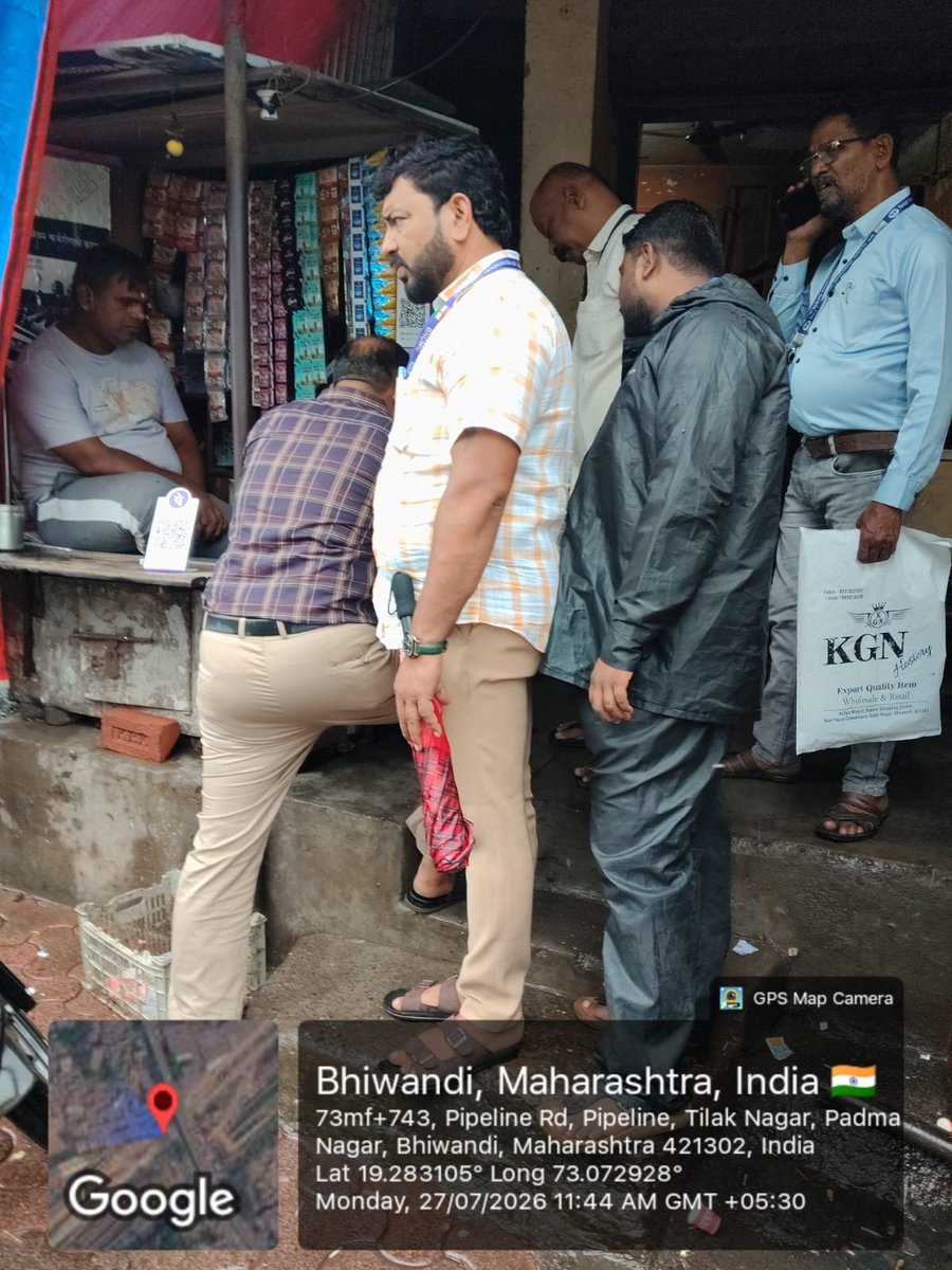 bncmcbhiwandi's tweet photo. भिवंडी निजामपूर शहर महानगरपालिका अंतर्गत वॉर्ड क्र. 15 मध्ये पानपट्टी व्यावसायिकाविरुद्ध कचरा सार्वजनिक ठिकाणी फेकणे तसेच कचरा साठविण्यासाठी आवश्यक कचरापेटी न ठेवणे या कारणांमुळे दंडात्मक कारवाई करण्यात आली.

#bncmc #bncmcwork https://t.co/enBzite3Ao