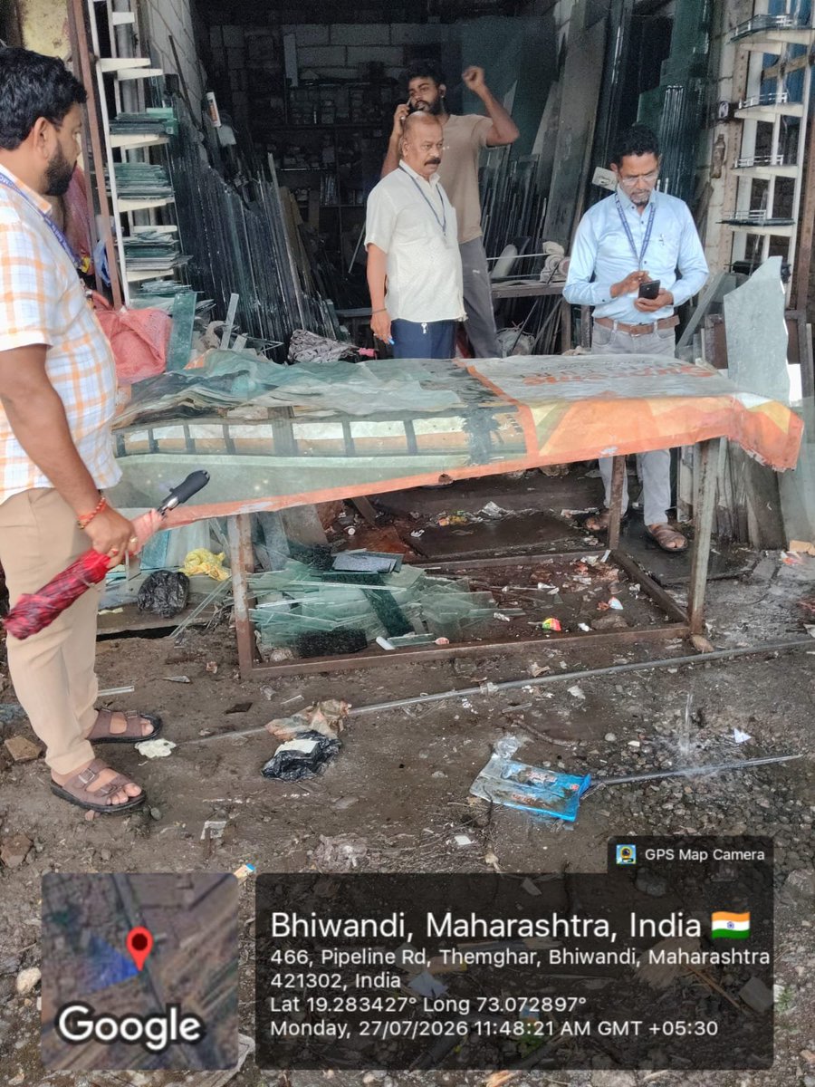 bncmcbhiwandi's tweet photo. भिवंडी निजामपूर शहर महानगरपालिका अंतर्गत वॉर्ड क्र. 15 मध्ये पानपट्टी व्यावसायिकाविरुद्ध कचरा सार्वजनिक ठिकाणी फेकणे तसेच कचरा साठविण्यासाठी आवश्यक कचरापेटी न ठेवणे या कारणांमुळे दंडात्मक कारवाई करण्यात आली.

#bncmc #bncmcwork https://t.co/enBzite3Ao