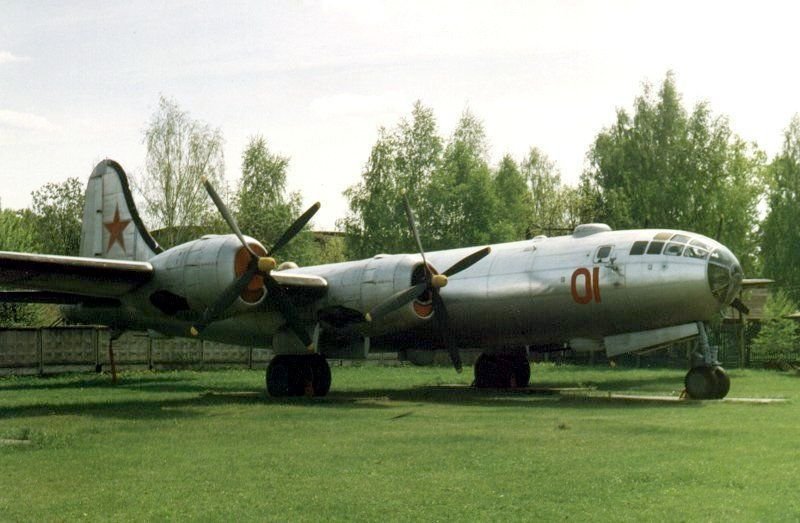 ElephantWalkBy's tweet photo. "Можаш спісаць але не слова ў слова". Амерыканскі В-29 і савецкі Ту-4 https://t.co/gnu27Zuhmz