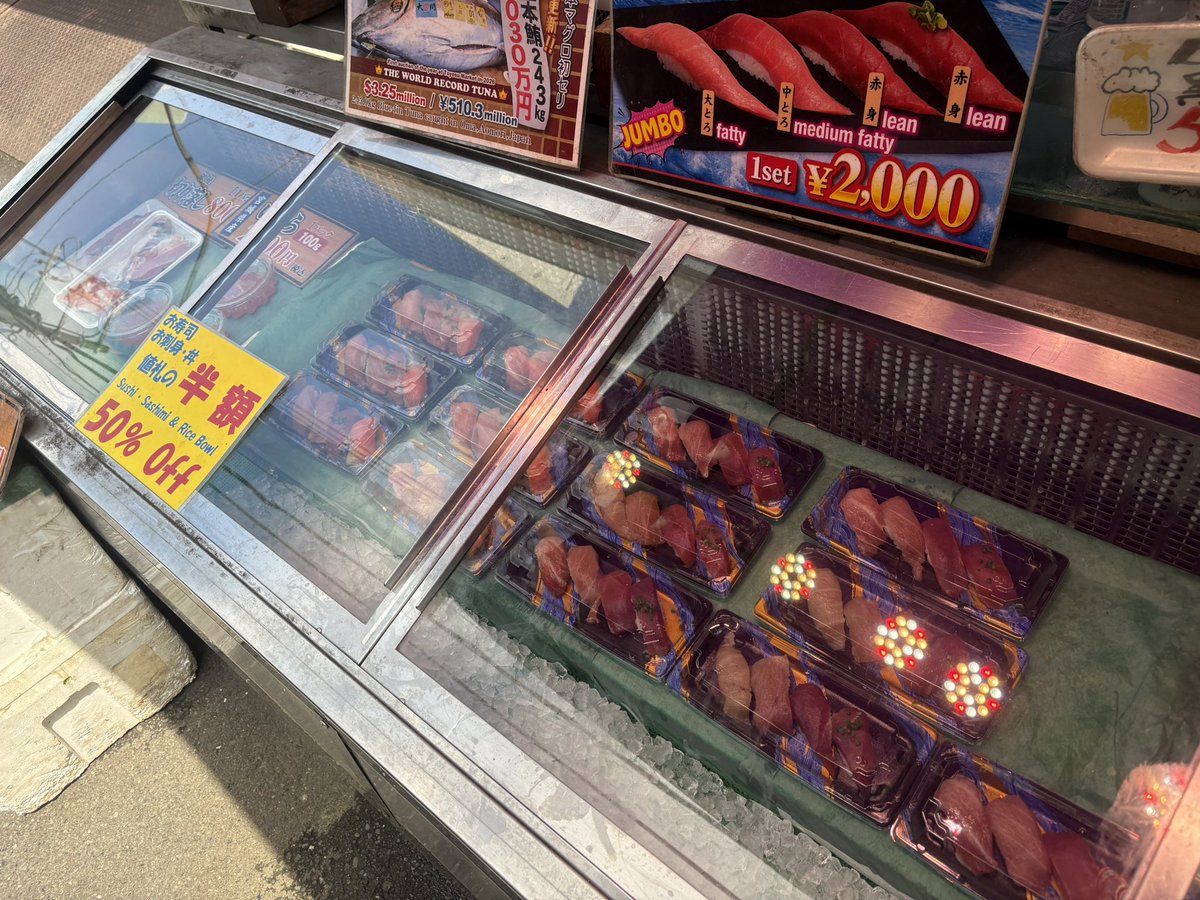 moya_tera's tweet photo. 『つきじ喜代村まぐろ』
築地駅周辺のこちらのお店。
パック寿司を発注です。
大トロ、中トロ、赤身にサーモンが入ったパックが昼時にはガクハンですよ！
築地のマグロは間違いない！
おじさんなので中トロがハマりましたよ。
この界隈は話し方も流暢でクラフトビールも推してますね。
〜モヤてら〜 https://t.co/t74X8gojFF