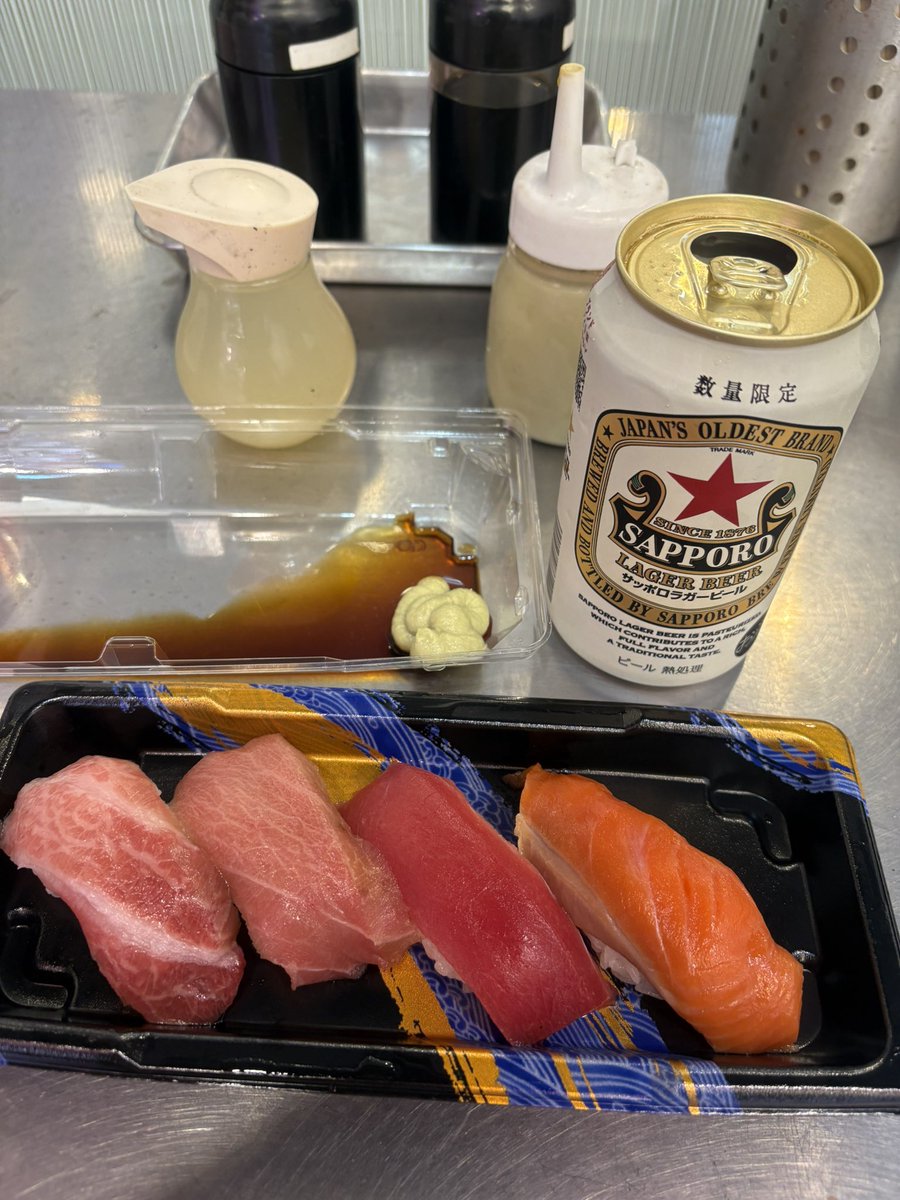 moya_tera's tweet photo. 『つきじ喜代村まぐろ』
築地駅周辺のこちらのお店。
パック寿司を発注です。
大トロ、中トロ、赤身にサーモンが入ったパックが昼時にはガクハンですよ！
築地のマグロは間違いない！
おじさんなので中トロがハマりましたよ。
この界隈は話し方も流暢でクラフトビールも推してますね。
〜モヤてら〜 https://t.co/t74X8gojFF