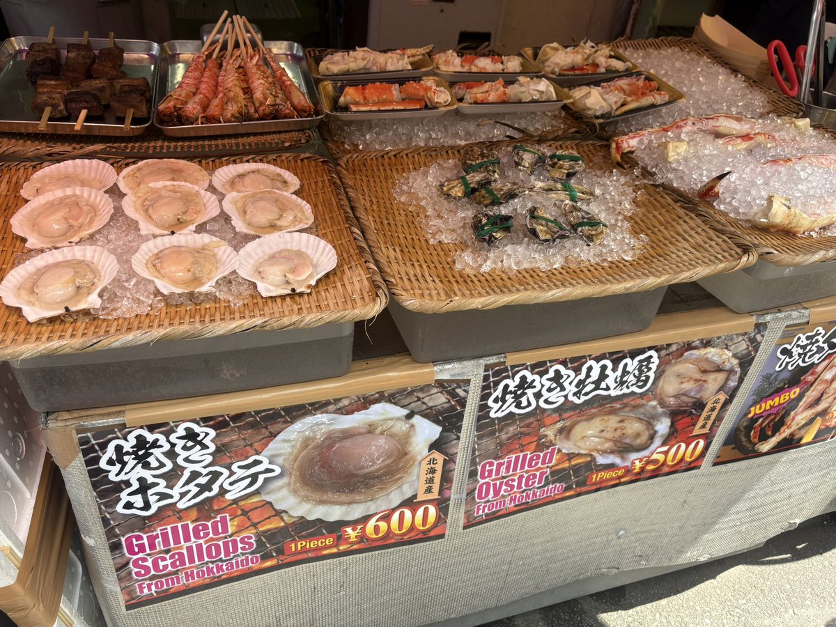 moya_tera's tweet photo. 『つきじ喜代村まぐろ』
築地駅周辺のこちらのお店。
パック寿司を発注です。
大トロ、中トロ、赤身にサーモンが入ったパックが昼時にはガクハンですよ！
築地のマグロは間違いない！
おじさんなので中トロがハマりましたよ。
この界隈は話し方も流暢でクラフトビールも推してますね。
〜モヤてら〜 https://t.co/t74X8gojFF