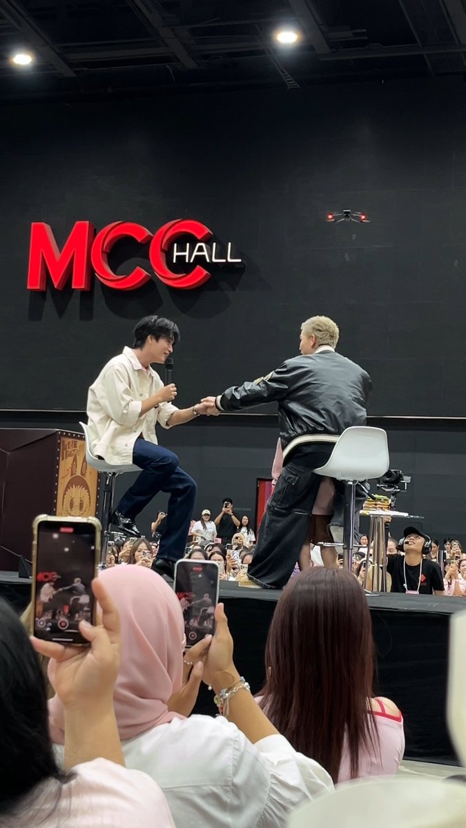 ringmabell____'s tweet photo. จะพลาดสิ่งนี้ได้ไง วันเกิดน้องเจมปีที่แล้ว ตอนแรกคิดไว้แล้วว่าปีนั้นจะไม่ได้เห็นภาพโฟ้ดถือเค้กให้น้องเจมเป่าหรอเนี่ย เพราะวันนั้นโฟ้ดมีงาน ซึ่งเวลาไล่เลี่ยกับงานวันเกิดเจมเลย คือยังไงก็ไม่ทันแน่ๆอ่ะ แต่ผิดคาดค่ะ! โฟ้ดมาจริงๆ อึ้ง1 คือโฟ้ดไม่ได้มามือเปล่า หอบน้องลาบูบู้1000%กล่องเท่าตู้เย็นมาให้ด้วย อึ้ง2 โฟ้ดเล่าว่าระหว่างขับรถมาฟังเพลงลูกอมแล้วนึกถึงเจมเลยมาร้องให้ฟังในงาน แล้วอึ้ง3 กุให้เลย โฟ้ดร้องเพลงลูกอมจบพี่ๆบอกว่าไม่มีตังจ่ายค่าลิขสิทธิ์นะ โฟ้ดบอก 'เดี๋ยวจ่ายเอง' มึ้งงงงงงงงงงงงงง เอาไงล่ะเอ้ออออออออ 

#เจมีไนน์โฟร์ท #GeminiFourth
