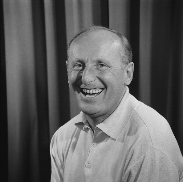 tbarnaud's tweet photo. En ce jour anniversaire de la naissance de Bourvil, je me souviens de la voix de Micheline qui chantait... Et c'était bien ❤️
 
Non je ne me souviens plus
Du nom du bal perdu
Ce dont je me souviens
C'est qu'ils étaient heureux
Les yeux au fond des yeux
Et c'était bien... https://t.co/V72QueaQhP