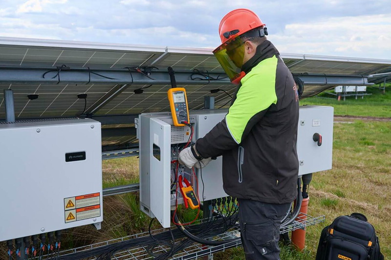 proelectrician's tweet photo. Fluke tools help AR Power meet growing solar PV demand
Find out more here - https://t.co/xYhJLIJpN7
#solarpv #Fluketools #ARPower #solarengineers #solartools #digitalmultimeter #currentclamp https://t.co/zGVlDM8B9d