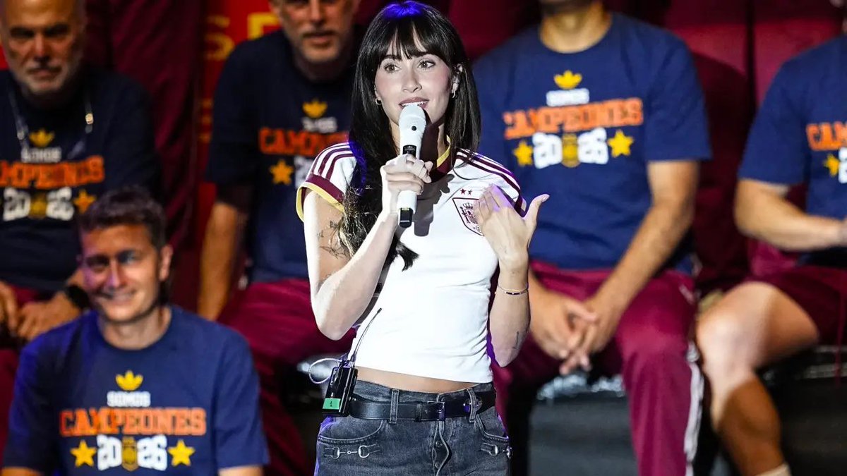 forocoches's tweet photo. Argentina también cancela a Aitana por su apoyo a la Roja en el Mundial

"No queremos saber nada con su nombre ni con España" 

https://t.co/vz8wrWNr31 https://t.co/L8xOKeAheQ