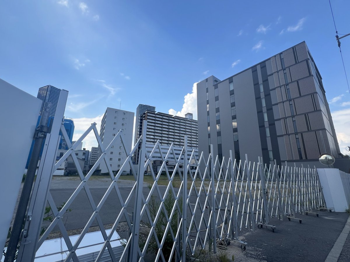 tm_1851's tweet photo. ひろしまMALL跡地に3社によるタワー型分譲マンション建設へ

規模は地上20階建て、総戸数288戸
トータテハウジング、三菱地所レジデンス、広島電鉄が売主です
欲を言えば、南口最後の一等地とも言える場所でもっと高さは欲しかったですね
ただ、このご時世で塩漬けとならなかった点は評価したいです https://t.co/hiOYIZnNG9