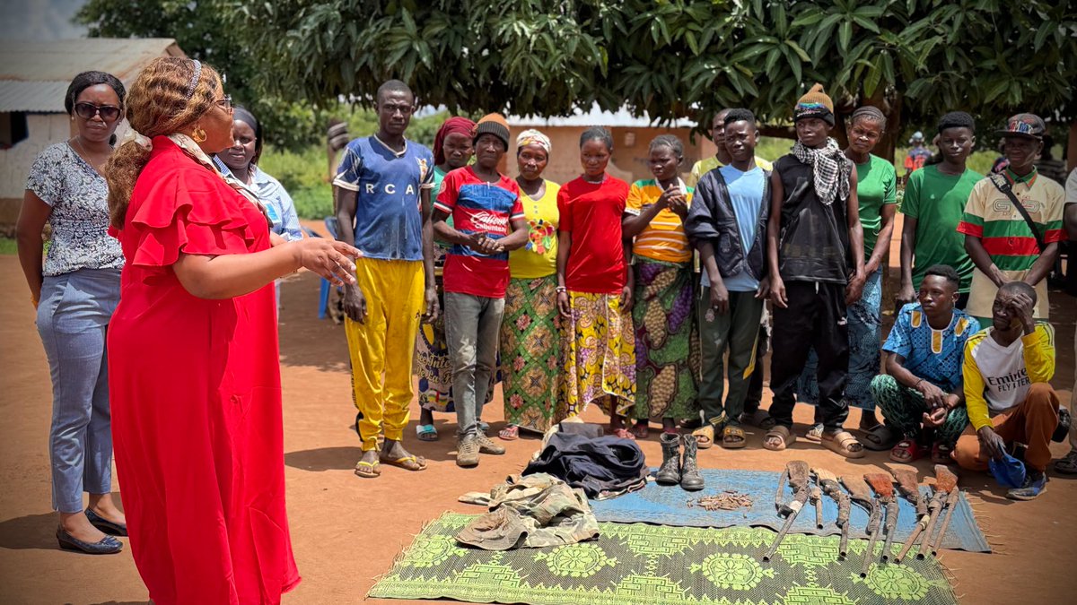 UNPeacekeeping's tweet photo. En #RCA 🇨🇫, les Casques bleus de la #MINUSCA soutiennent les efforts de désarmement et la réinsertion socio-économique des personnes. Cette semaine, 50 ex-combattants ont déposé les armes dans le cadre du Programme national DDRR à Bangui et Camp Dere. @UN_CAR @ONU_fr https://t.co/ZPbjaJyrIS