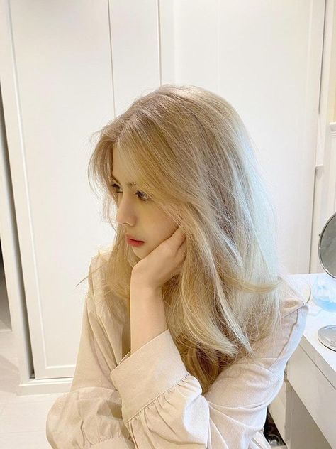 cbaz07's tweet photo. Soft light, dreamy blonde locks, and a quiet studio moment
uTdL https://t.co/ImrQTns9kR