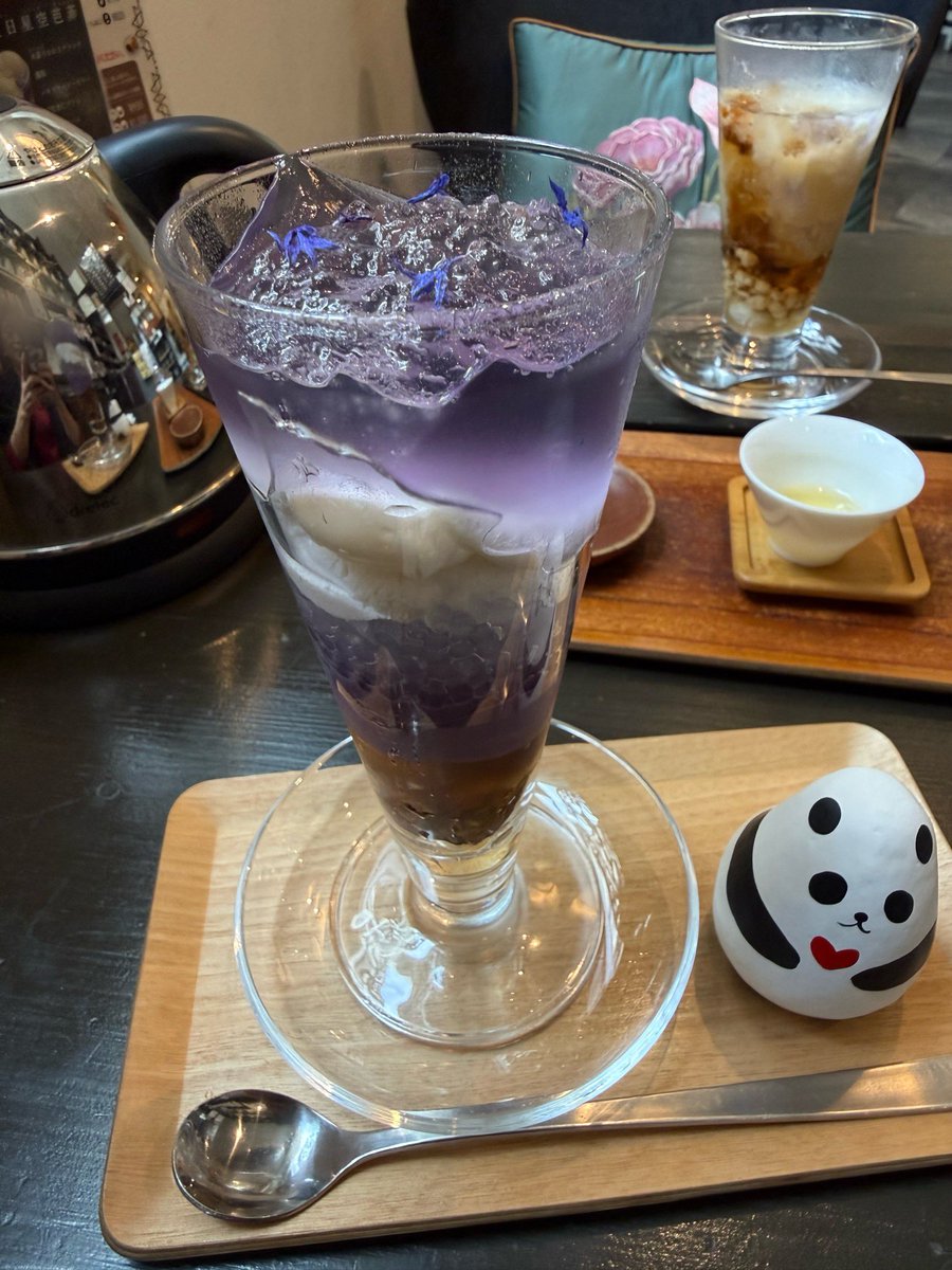 tama221b's tweet photo. 今日は甘露へ
念願のソファ席で
蓮の葉がふんわり香るおこわランチの後、お目当ての紫娟檀香芭菲 (ずぅじゅえん たんしゃん ぱぁふぇい)をいただく
実はうっかり間違えてもう一つのパフェも注文してしまい図らずもパフェの食べ比べとなり😂 https://t.co/ENYzdr3zP5