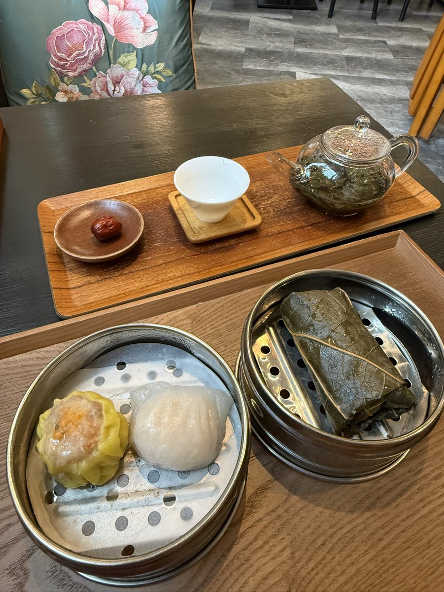 tama221b's tweet photo. 今日は甘露へ
念願のソファ席で
蓮の葉がふんわり香るおこわランチの後、お目当ての紫娟檀香芭菲 (ずぅじゅえん たんしゃん ぱぁふぇい)をいただく
実はうっかり間違えてもう一つのパフェも注文してしまい図らずもパフェの食べ比べとなり😂 https://t.co/ENYzdr3zP5