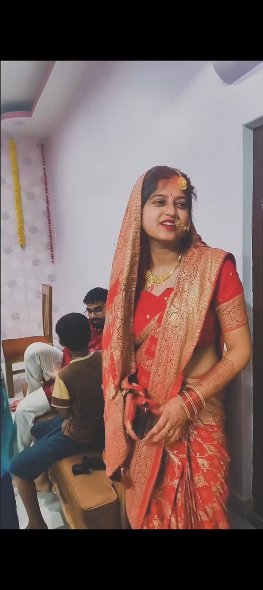 desHi__chora's tweet photo. रायपुर से अवैध संबंध रखने के कारण विश्वास , भरोसा , और फरेब  का चौंकाने वाला मामला आया है

शादी के चार दिन बाद दुल्हन अपना घर गई और प्रेमी ने होटल में बुलाया बोला सुहागरत में जो कपड़ा पहनी वह भी लाना

प्रेमिका भी सालों से प्यार करती इसलिए वैसा ही किया मिलने के बाद गलत काम करने लगी

जब प्रेमिका मुस्कुराते हुए बोली देर हो रही जा रही तो प्रेमी उसे घर तक छोड़ दिया 

जैसे घर पहुंचती पति का कॉल आया कि मेरे लिए मर चुकी और गलती से आने का कोशिश मत करना तुम्हारा होटल का पूरा वीडियो मेरे पास किसी अजनबी ने भेज दिया है

पत्नी इतना सुनती हैरान हो गई और कांपते हुए सफाई देना चाही तब तक कॉल काट दिया

अपने प्रेमी को कॉल करना चाही तो उधर भी नंबर ब्लॉक कर दिया गया और रोते हुए किस्मत को दोष देने लगी

जो दो नाव पर सवारी करते अक्सर बीच में डूब ही जाते लेकिन एक्ट्रा अफेयर कुछ लोग फिर भी नहीं करना छोड़ते