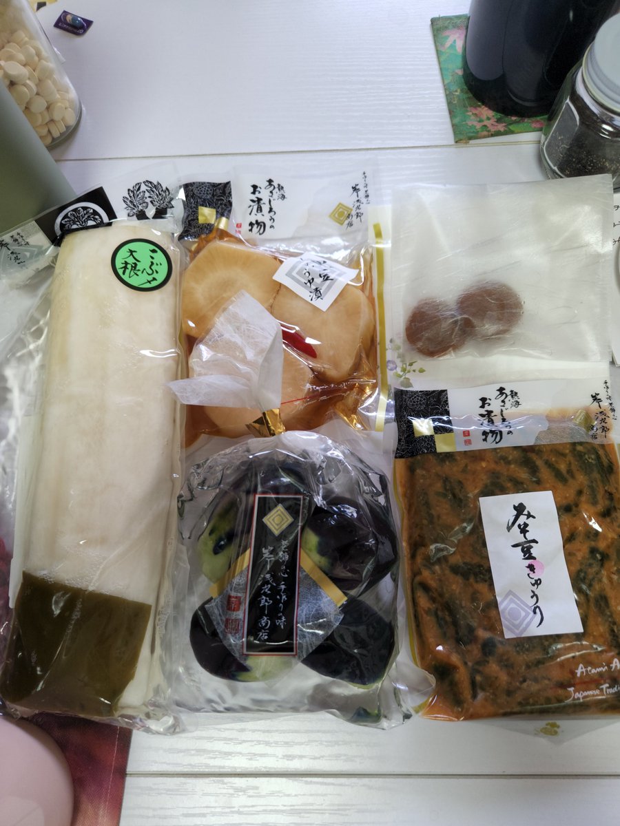 sora11211283's tweet photo. 今日は旦那さんと、日本橋へ。熱海で買ったお漬物がおいしくて、催事をやると、毎回買いにいきます✨今日もそのために行きました。曇ってて涼しかったのにかえりは晴れて暑かったです💦季節限定の茄子のお漬物食べましたがおいしかったです😊 https://t.co/ZWUNUi52fW
