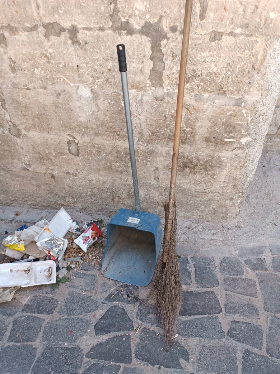 sevdam_urfa's tweet photo. İşte medeniyetler şehri Mezopotamya'nın başkenti Şanlıurfa merkezinde ve tüm ilçelerde çöp toplama araçları bunlar.
Tarihin ve turizmin bu kadim şehrinde çöp arabaları güpegündüz arkasında pis kokulu çöp artıklarını bırakarak görev yapıyor.
Edindiğim bilgiye göre görev ilçelerde https://t.co/SSVzOviOVI