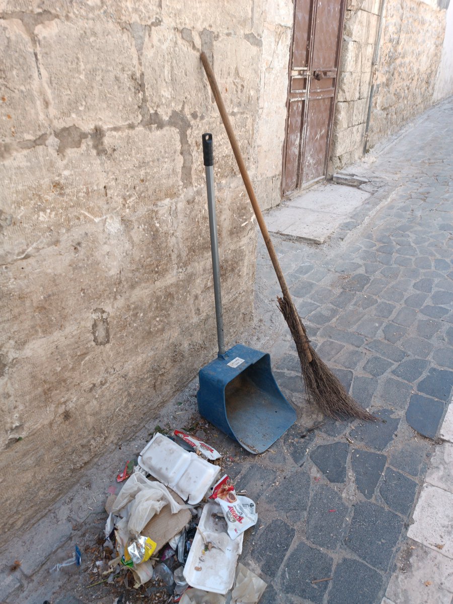 sevdam_urfa's tweet photo. İşte medeniyetler şehri Mezopotamya'nın başkenti Şanlıurfa merkezinde ve tüm ilçelerde çöp toplama araçları bunlar.
Tarihin ve turizmin bu kadim şehrinde çöp arabaları güpegündüz arkasında pis kokulu çöp artıklarını bırakarak görev yapıyor.
Edindiğim bilgiye göre görev ilçelerde https://t.co/SSVzOviOVI