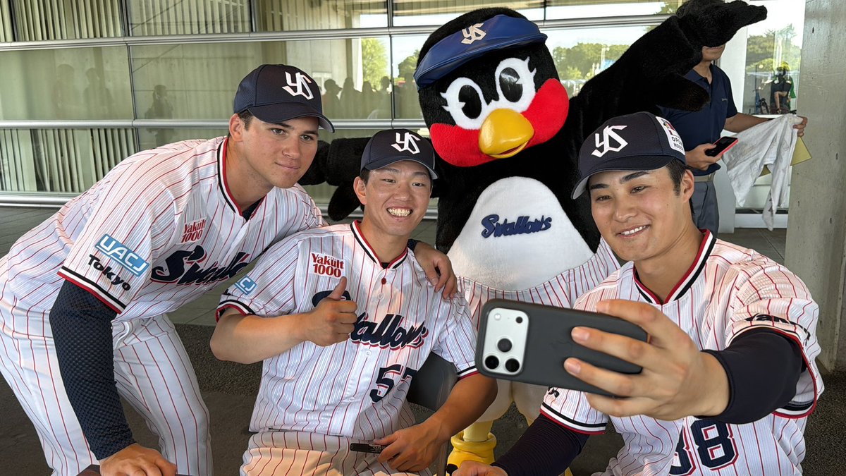 swallowspr's tweet photo. 『ナミックス フレッシュオールスターゲーム2026』⚾️

サイン会の様子✍️✨
仲良く #つばみ ちゃんと記念撮影も！📸

#swallows #燕心全開
#フレッシュオールスターゲーム https://t.co/3CeGxHtOzq