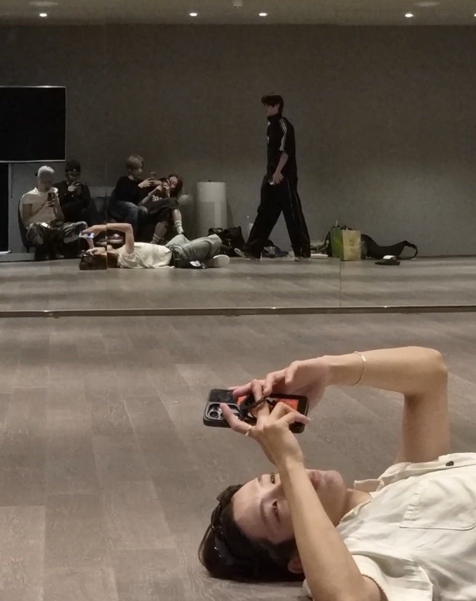 antonisbabo's tweet photo. ㅆ 라이즈 전체 다 모여서 이러고 있는 거 왤케 웃기냐 https://t.co/ij7dRK5zXy
