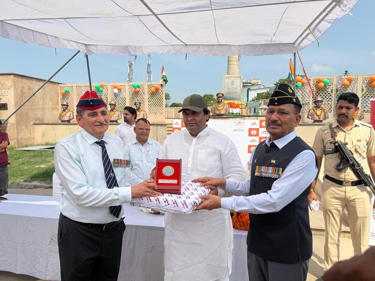 BharatRP26's tweet photo. Honouring the silent strength behind every soldier. 🇮🇳

This #KargilVijayDiwas,  Dainik  Jagran paid tribute to the families of our serving Army personnel for their unwavering resilience, love and sacrifice.

#KargilVijayDiwas #BRP https://t.co/0KxC9YtZ6j