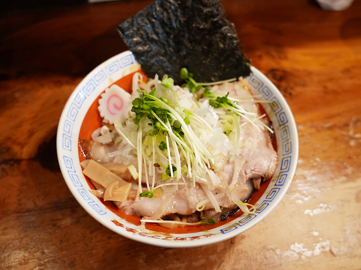 baba_keizai's tweet photo. 武蔵野アブラ學会と早大「ロータリーの会」がコラボ　清掃参加でトッピング無料券（7月27日配信）

ロータリー広場の清掃活動に参加すると、早大近くの人気の油そば専門店「學会」で使えるトッピング無料券を進呈する企画が始まりました！！

記事はこちら↓↓↓
https://t.co/QVEBB8Yox5 https://t.co/jeGCmvSLd2