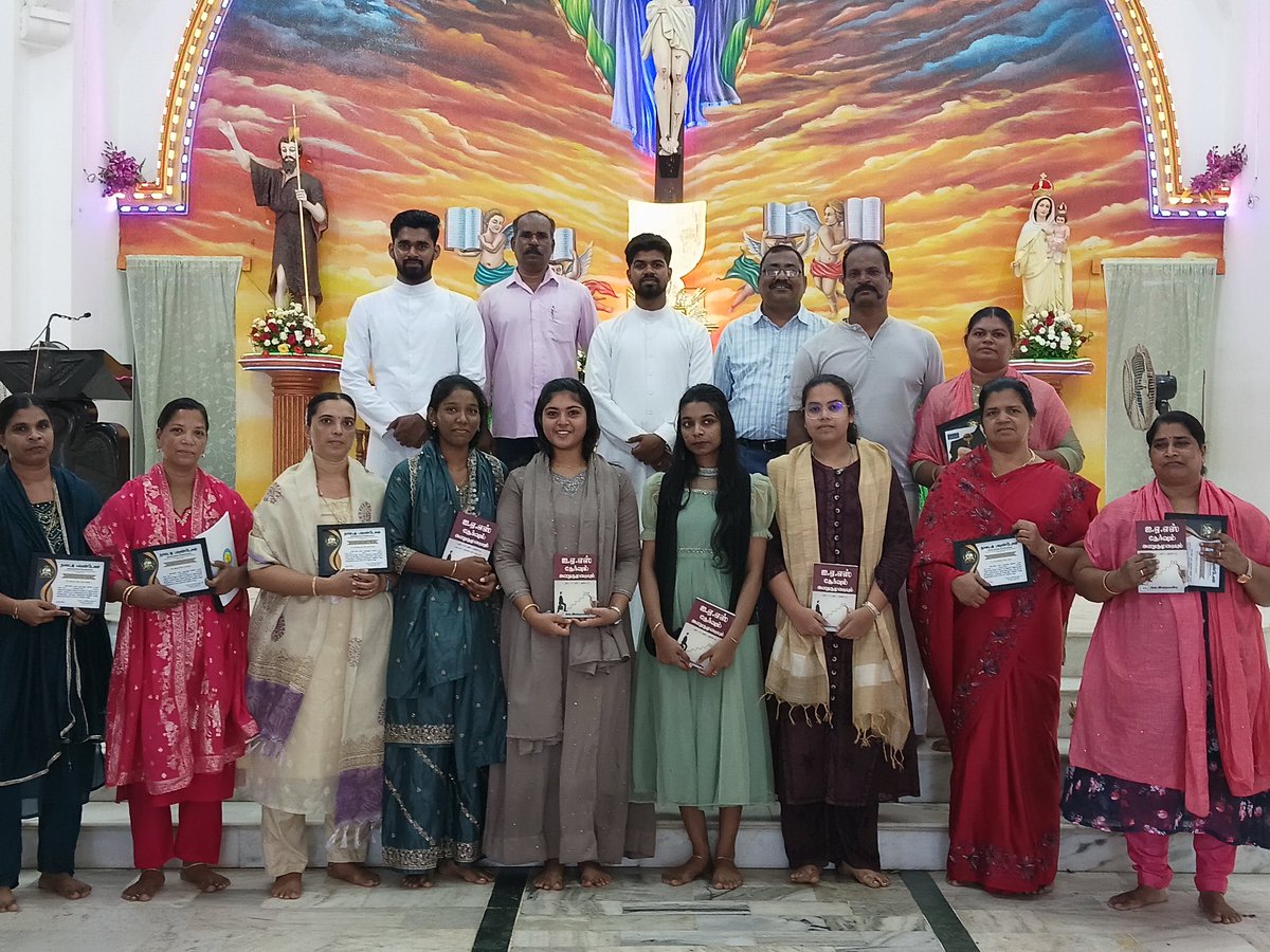 KnowledgeFound3's tweet photo. The academic achievers in Class 10 and 12 were honoured in Poothurai, Kanniyakumari, India https://t.co/SPq45LLDgW