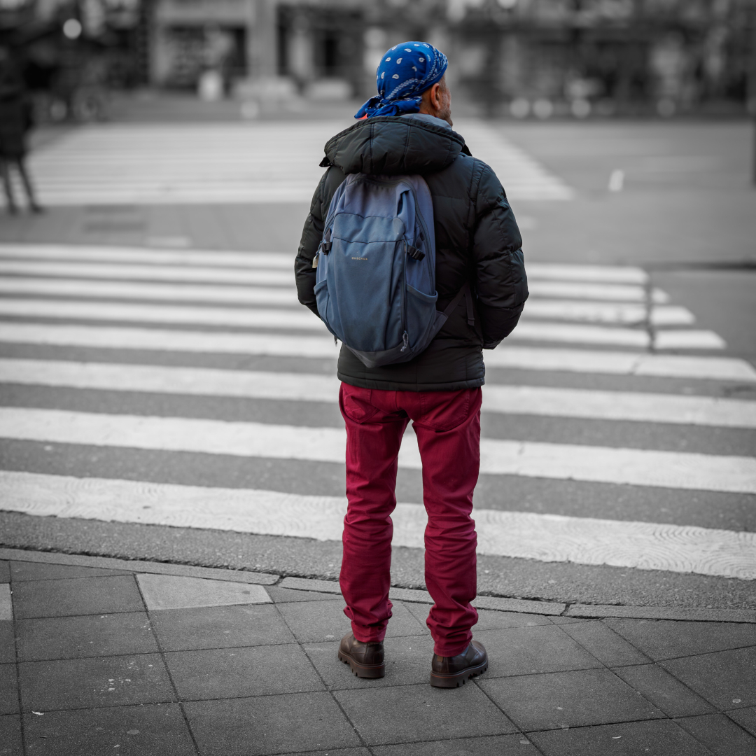 gombau's tweet photo. Un hombre espera de espaldas junto a un paso de peatones. Lleva chaqueta negra, mochila y pañuelo azules, pantalón rojo y botas. El entorno aparece casi en blanco y negro. 🚶
#StreetPhotography #SelectiveColor #UrbanCrossing #FotografíaCallejera #PasoDePeatones https://t.co/BQvLd9TaIQ