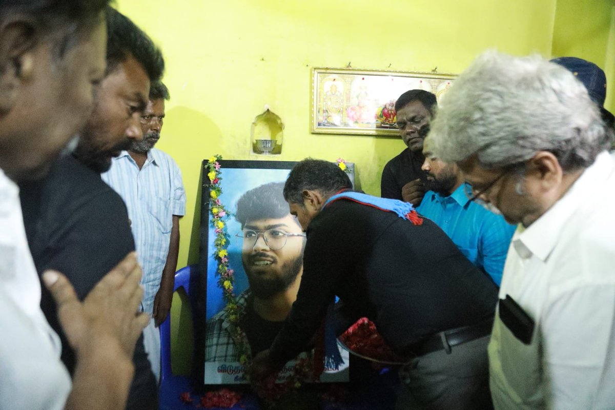 VanniTamizhVCK's tweet photo. சாதி ஆணவப்படுகொலை செய்யப்பட்ட தம்பி கவின் செல்வகணேஷ் அவர்களின் முதலாம் ஆண்டு நினைவேந்தல் நிகழ்வு, தூத்துக்குடி மாவட்டம் - ஆறுமுகமங்கலம் கிராமத்தில் இன்று (27.07.26) அவரது குடும்பத்தினரால் ஒருங்கிணைக்கப்பட்டது. இந்நிகழ்வில் விடுதலைச் சிறுத்தைகள் கட்சியின் சார்பில் பங்கேற்று அவரது குடும்பத்தினருடன் இணைந்து தம்பி கவினுக்கு வீரவணக்கம் செலுத்தினோம்.