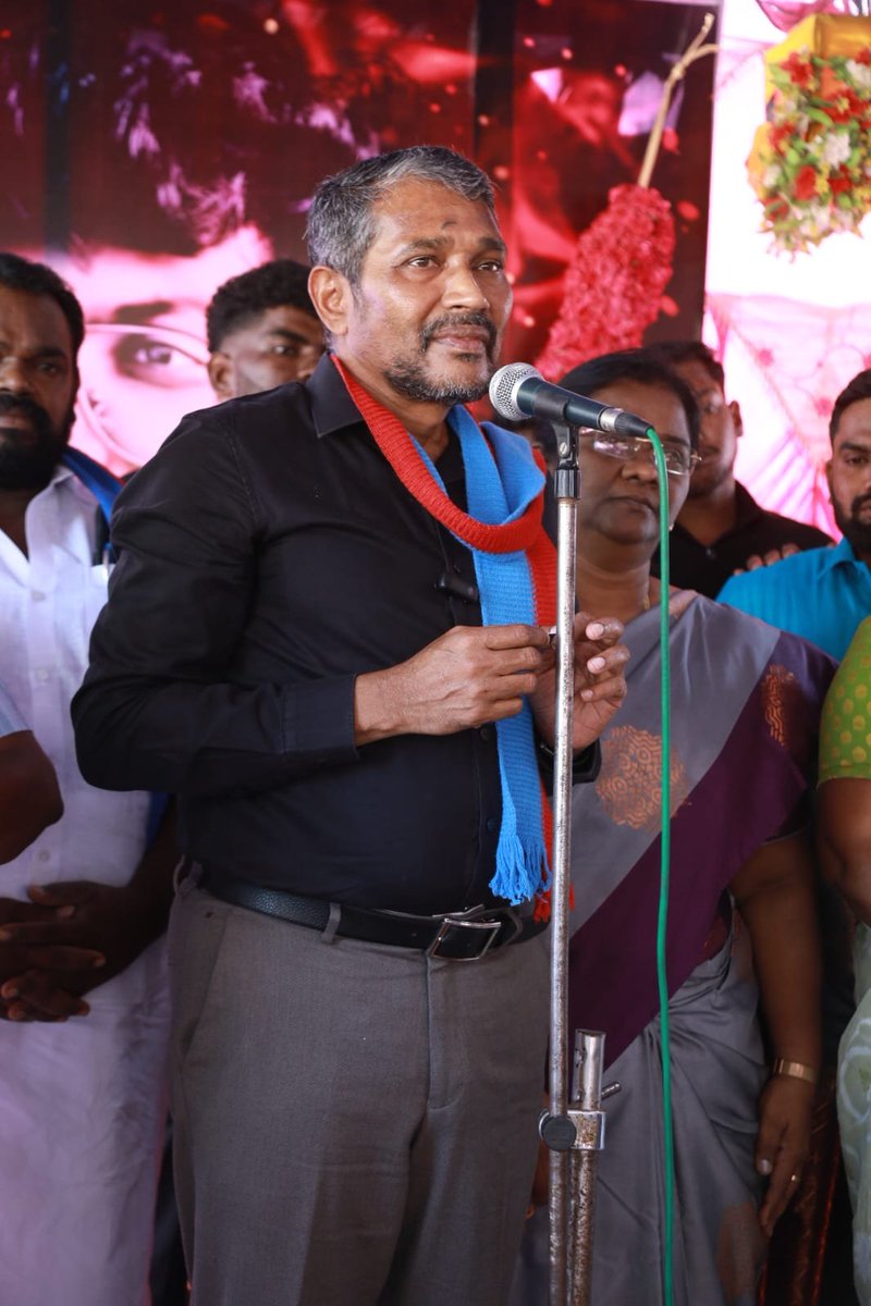 VanniTamizhVCK's tweet photo. சாதி ஆணவப்படுகொலை செய்யப்பட்ட தம்பி கவின் செல்வகணேஷ் அவர்களின் முதலாம் ஆண்டு நினைவேந்தல் நிகழ்வு, தூத்துக்குடி மாவட்டம் - ஆறுமுகமங்கலம் கிராமத்தில் இன்று (27.07.26) அவரது குடும்பத்தினரால் ஒருங்கிணைக்கப்பட்டது. இந்நிகழ்வில் விடுதலைச் சிறுத்தைகள் கட்சியின் சார்பில் பங்கேற்று அவரது குடும்பத்தினருடன் இணைந்து தம்பி கவினுக்கு வீரவணக்கம் செலுத்தினோம்.