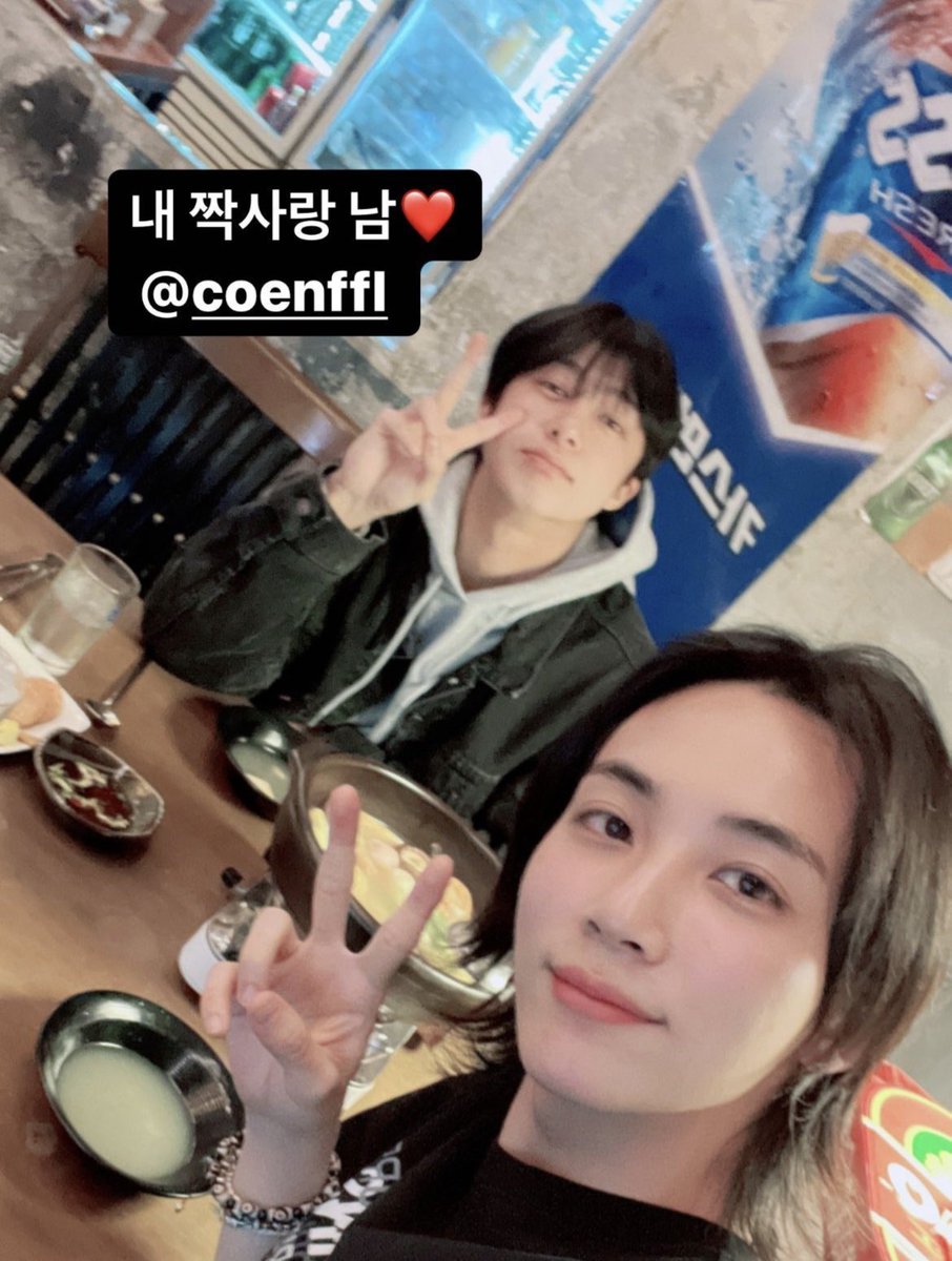 jeonghannisms's tweet photo. "my crush" "making boyfriend-like videos of hyung" i know who is on top of the 'jeonghan's favorite boyfriend' charts. https://t.co/Ve50sMWKuT