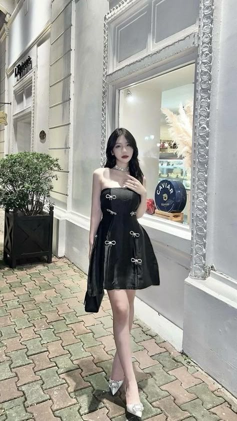 chamyaitin1's tweet photo. Black strapless mini with ribbon bow detailscity chic in full bloom
vLP https://t.co/vKv63N958O