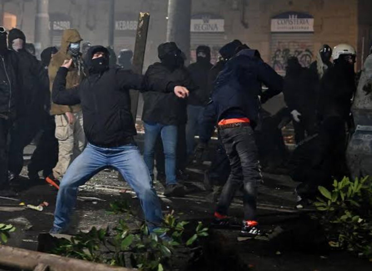 jxgiuliano's tweet photo. Non li vedono mai arrivare, eppure lo sanno, non i poliziotti sul campo ma i loro dirigenti lo sanno. Mesi fa a Torino, x lo Askatasuna, ne aspettavano l'arrivo di 800 alla stazione, ma non li hanno bloccati, Sabato di nuovo, organizzati come militari. 
#Piantedosi che dice? https://t.co/sgzCcLocvV