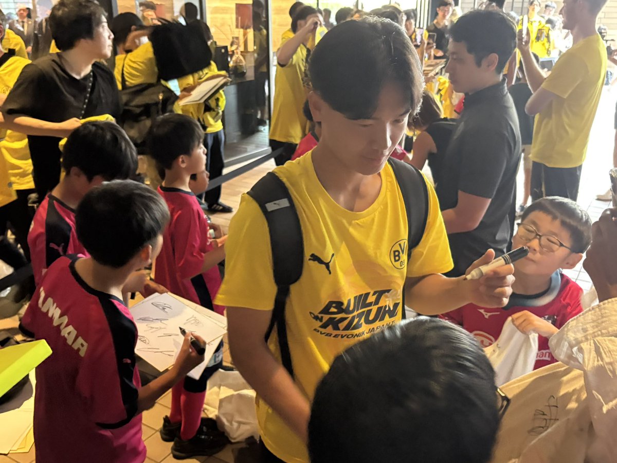 j_nagata's tweet photo. 山本天翔選手がセレッソユニの子どもたちに囲まれる珍しい光景も📸 https://t.co/gIGuMiveD1