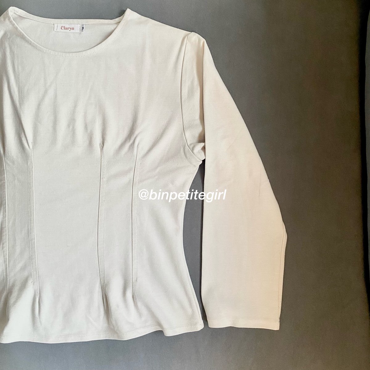 binpetitegirl's tweet photo. Dulu kupikir semua basic top hasilnya bakal sama. Ternyata detail kecil bisa ngubah look🤍 

Biasanya basic top bkin badan keliatan lurus. Nah yg ini beda! Detail jahitan vertikalnya bkin look lbh clean &amp; proporsional. Simpel tpi polished. Aku pke putihnya, ga nerawang samsek🥰🫶🏻 https://t.co/a45Q1OgLA0