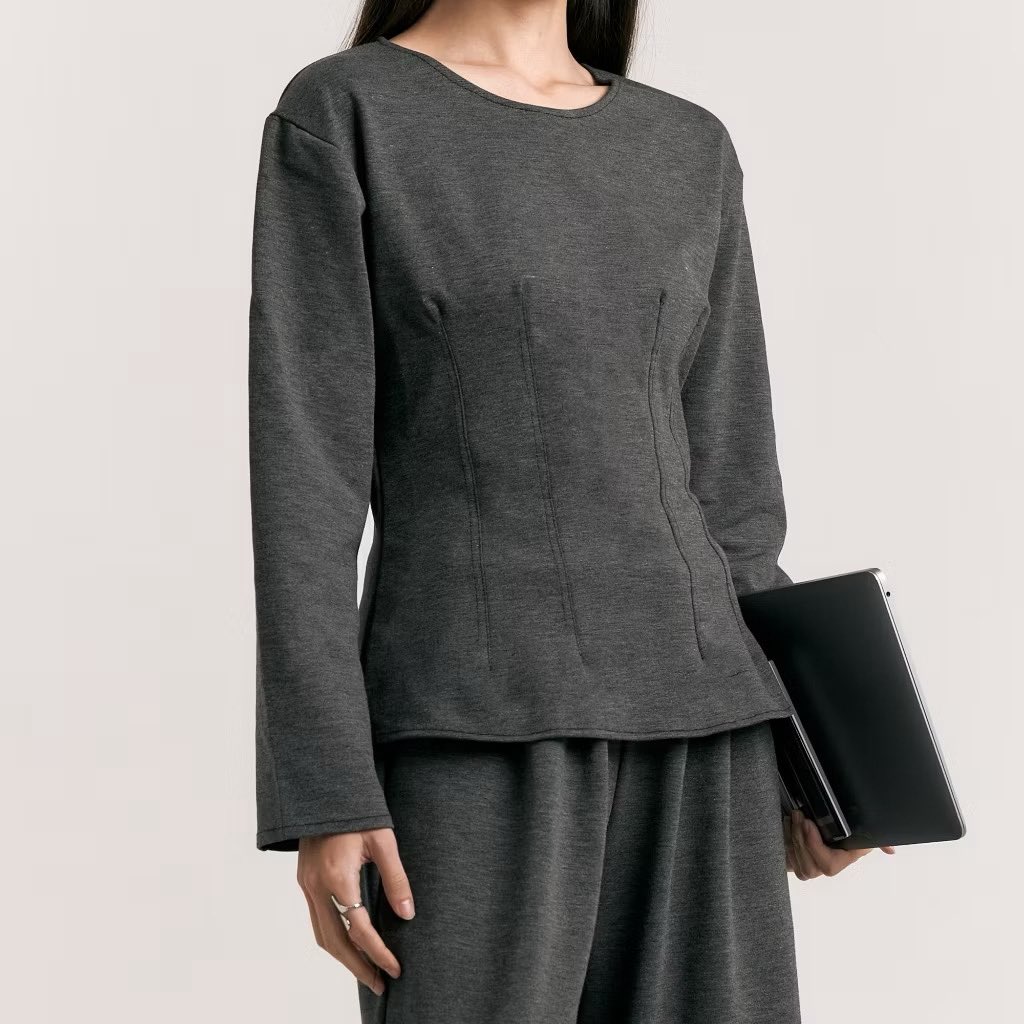 binpetitegirl's tweet photo. Dulu kupikir semua basic top hasilnya bakal sama. Ternyata detail kecil bisa ngubah look🤍 

Biasanya basic top bkin badan keliatan lurus. Nah yg ini beda! Detail jahitan vertikalnya bkin look lbh clean &amp; proporsional. Simpel tpi polished. Aku pke putihnya, ga nerawang samsek🥰🫶🏻 https://t.co/a45Q1OgLA0