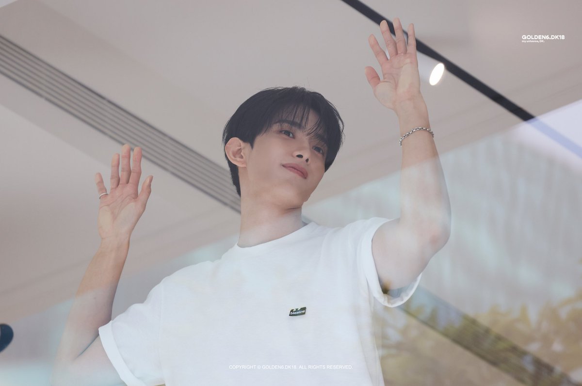 golden6_dk18's tweet photo. 20260727 Baseline 출근길⚾️🧢

많이 아쉽지?ㅠ🥹❤️

#SEVENTEEN #DK #도겸 #DOKYEOM #석민 
#세븐틴 #ソクミン #ドギョム #李碩珉 @pledis_17 https://t.co/jYFRc2zY0X