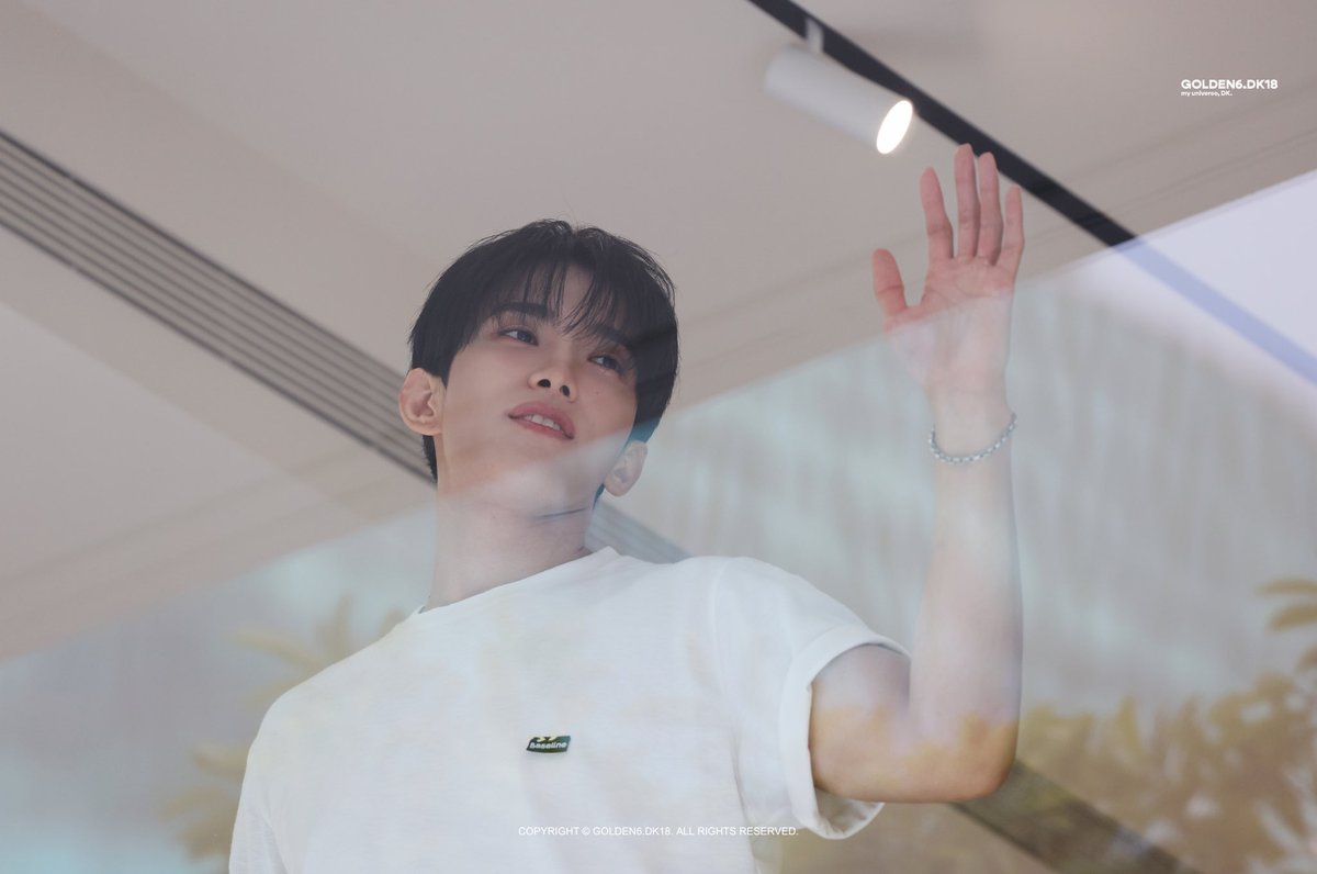 golden6_dk18's tweet photo. 20260727 Baseline 출근길⚾️🧢

많이 아쉽지?ㅠ🥹❤️

#SEVENTEEN #DK #도겸 #DOKYEOM #석민 
#세븐틴 #ソクミン #ドギョム #李碩珉 @pledis_17 https://t.co/jYFRc2zY0X