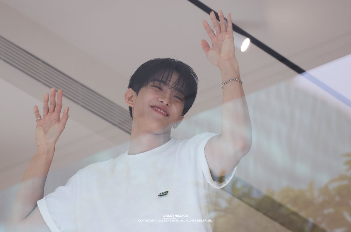 golden6_dk18's tweet photo. 20260727 Baseline 출근길⚾️🧢

많이 아쉽지?ㅠ🥹❤️

#SEVENTEEN #DK #도겸 #DOKYEOM #석민 
#세븐틴 #ソクミン #ドギョム #李碩珉 @pledis_17 https://t.co/jYFRc2zY0X