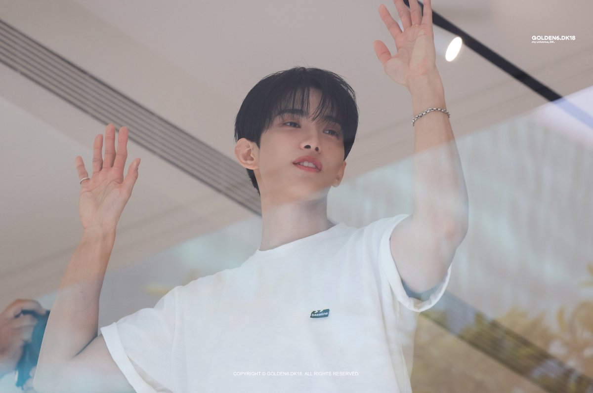 golden6_dk18's tweet photo. 20260727 Baseline 출근길⚾️🧢

많이 아쉽지?ㅠ🥹❤️

#SEVENTEEN #DK #도겸 #DOKYEOM #석민 
#세븐틴 #ソクミン #ドギョム #李碩珉 @pledis_17 https://t.co/jYFRc2zY0X