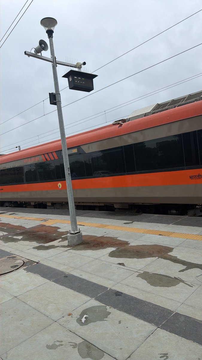 rakrho's tweet photo. Lets explore our Indian engineering #vandebharat  #isrtc #indianrailways  @VandeBharatExp  @indianrailway__  Amchi Mumbai https://t.co/xDHR6kfRTA