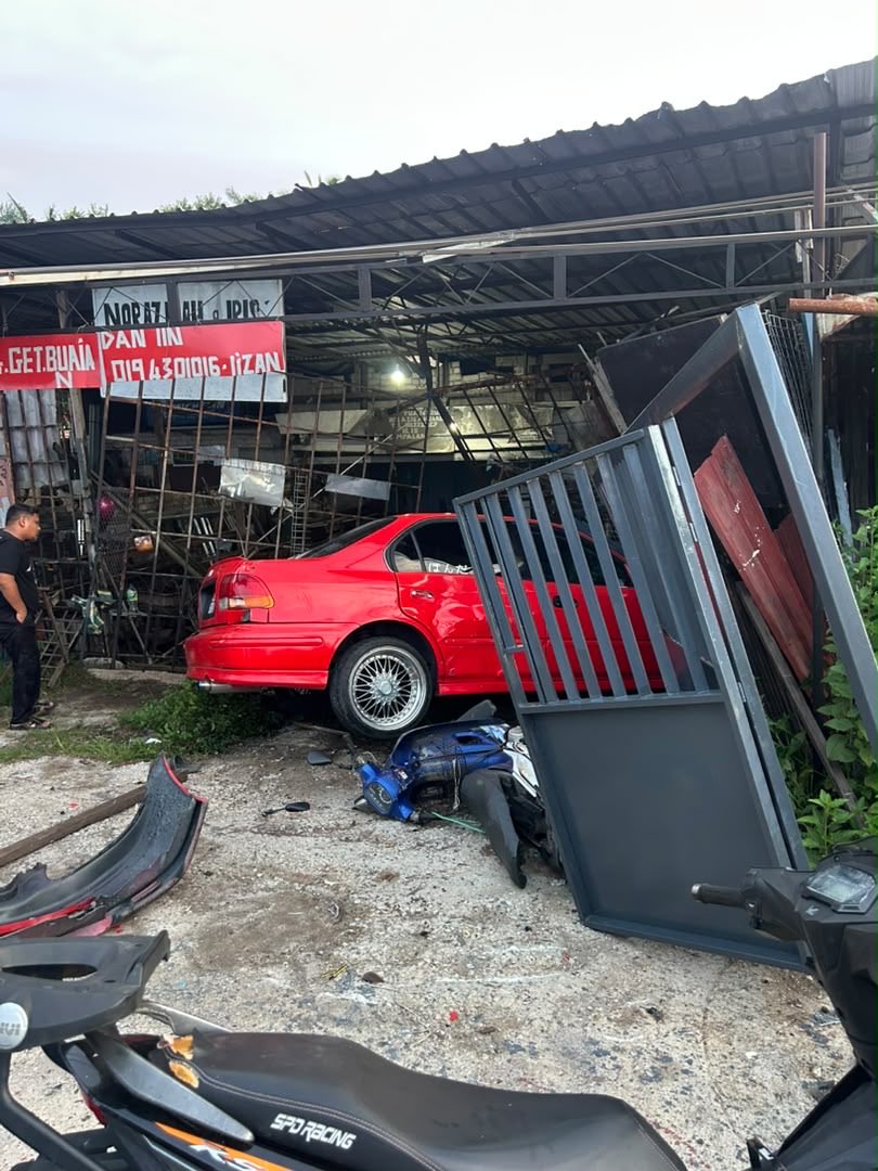 ekstensialsial's tweet photo. TELUK INTAN

Seorang lelaki Keling MABUK telah melanggar seorang pelajar Melayu yang baru pulang dari aktiviti sekolah sehingga mati.

“Mangsa/arwah merupakan seorang anak didik yang baik, rajin mengikuti aktiviti kokurikulum dan mempunyai potensi cerah dalam bidang akademik” - Cikgu SMK Srikandi Teluk Intan

Masa depan beliau dan keluarga hancur disebabkan Keling mabuk ini.

#PariahWatch

⚡️⚡️
