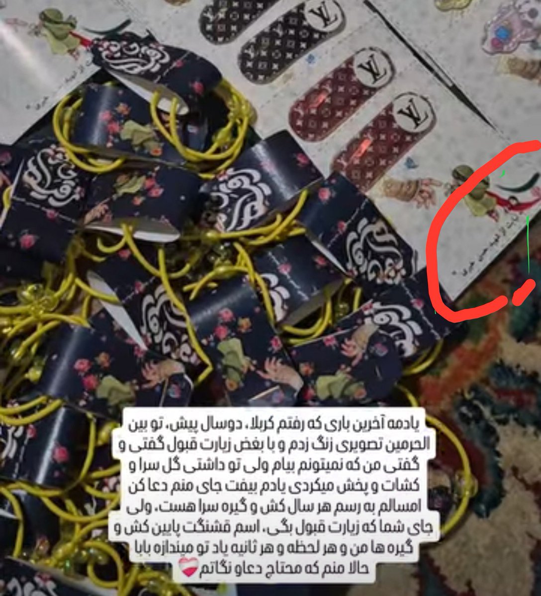 48Zarein's tweet photo. این دلنوشته دخترمه🥺
دخترم هر سال برای پیاده روی اربعین یه هدیه کوچولو میگیره برای دخترای عراقی به نیت خانم رقیه(س)، دوسال پیش موقع دادن هدایا تصویری زنگ زد به پدرش..... 
پدرش گفت:التماس دعا بابا، من نمیتونم بیام زیارت، تو برام دعا کن.
و امسال، به نیابت از جانبازِشهید حسن خیری😭 https://t.co/wrNxAiaAh6